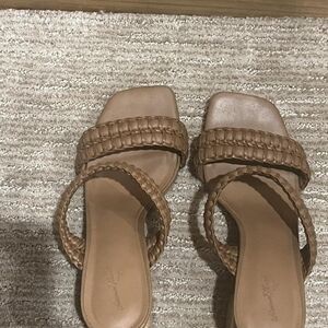 Universal Thread Women's Tan and Brown Sandals